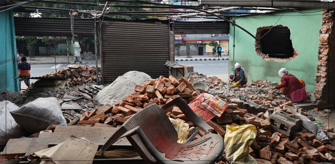 घरधनी आफैँले हटाउन थाले जडीबुटी-पेप्सीकोला सडकका अवैध संरचना (तस्बिरहरू)