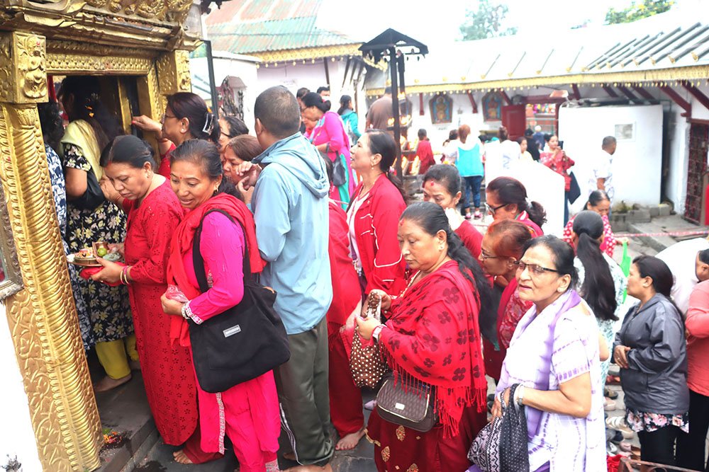   शक्तिपीठमा दर्शनार्थीकोे घुइँचो