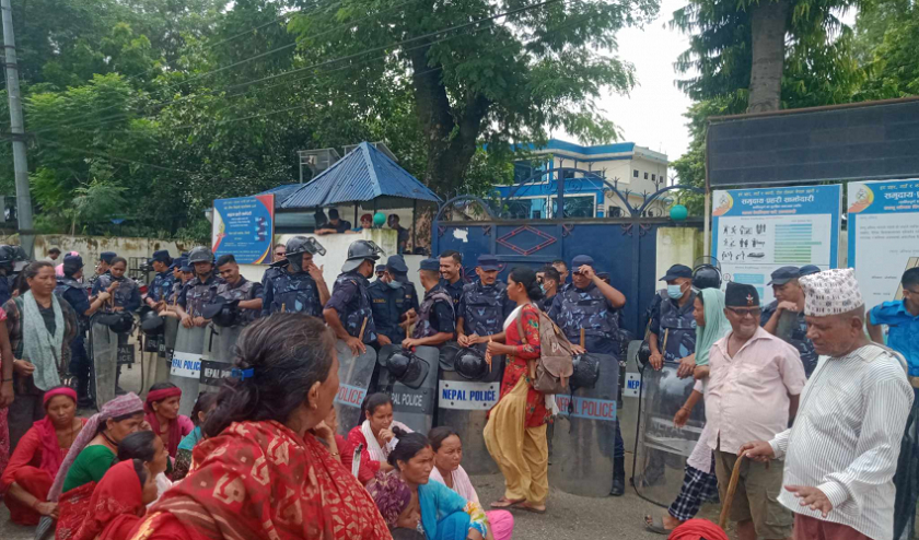   गर्भपतन गराउन गएकी महिलाको मृत्युपछि कैलाली प्रहरी कार्यालय घेराउ