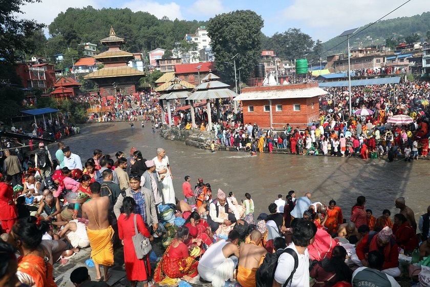 पितृप्रति श्रद्धा प्रकट गर्न बिहानैदेखि गोकर्णेश्वरमा भक्तजनको भीड