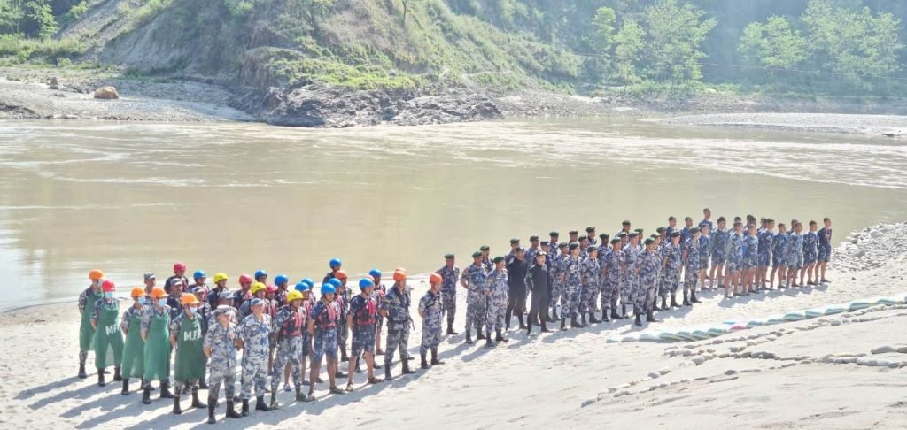 सेती नदीमा बेपत्ताको खोजी गर्न लागि सशस्त्र प्रहरीको गोताखोर खटाइयो