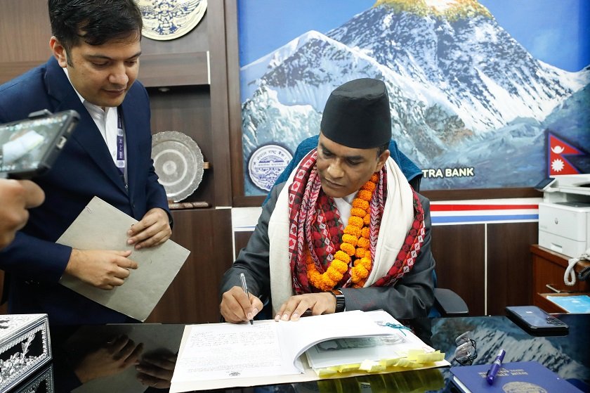 नवनियुक्त गभर्नर पौडेलले गरे पदभार ग्रहण