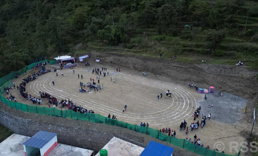   लाम्पाटामा पाखो सम्याएर खेलमैदान निर्माण
