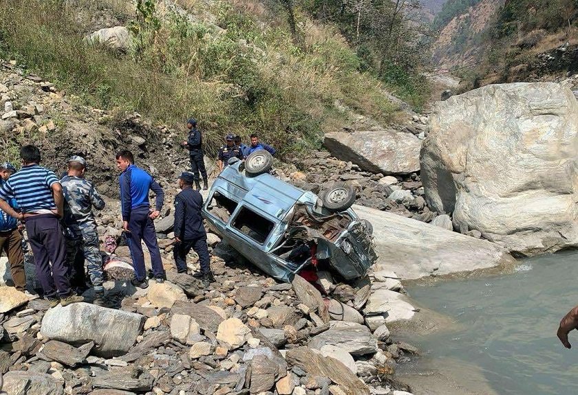 शिव मन्दिर जाँदै गरेका यात्रु सवार गाडी  कालीगण्डकी नदीमा खस्यो