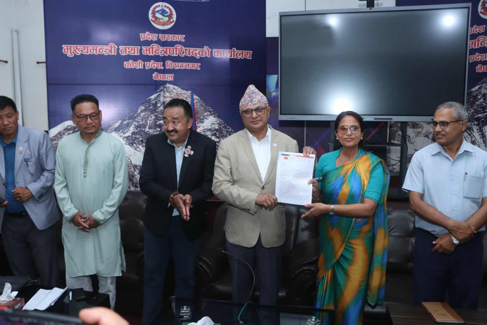 नेकपा एकीकृत समाजवादीले बुझायो मुख्यमन्त्री कार्कीलाई ज्ञापनपत्र