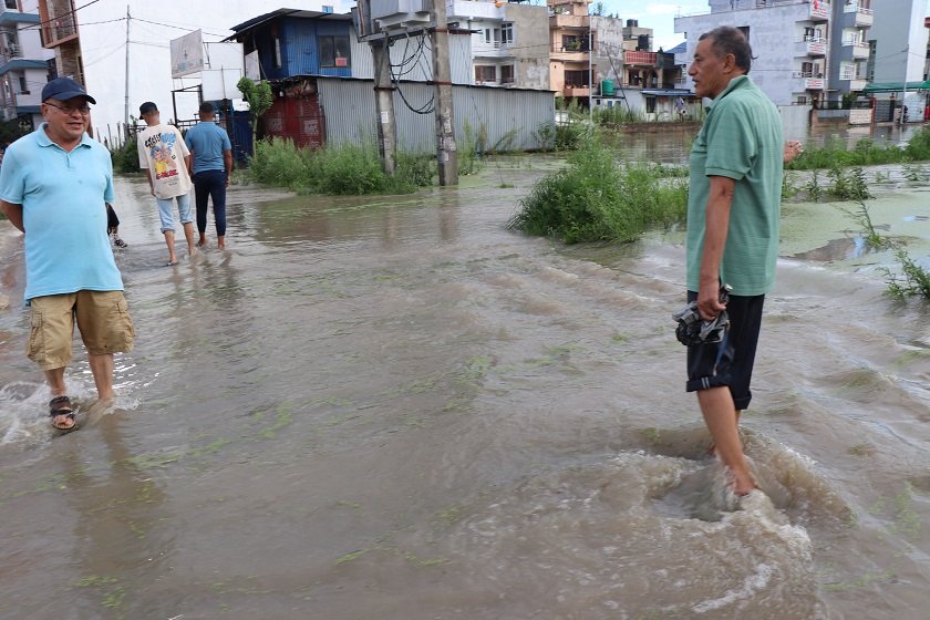 हनुमन्तेमा बाढी : मध्यरातदेखि नै भक्तपुरका विभिन्न स्थान प्रभावित, लाखौँको क्षति