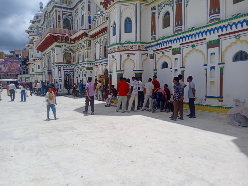 जानकी मन्दिरमा हर्क साम्पाङको स्वागतमा बसेका कार्यकर्ता लखेटिए