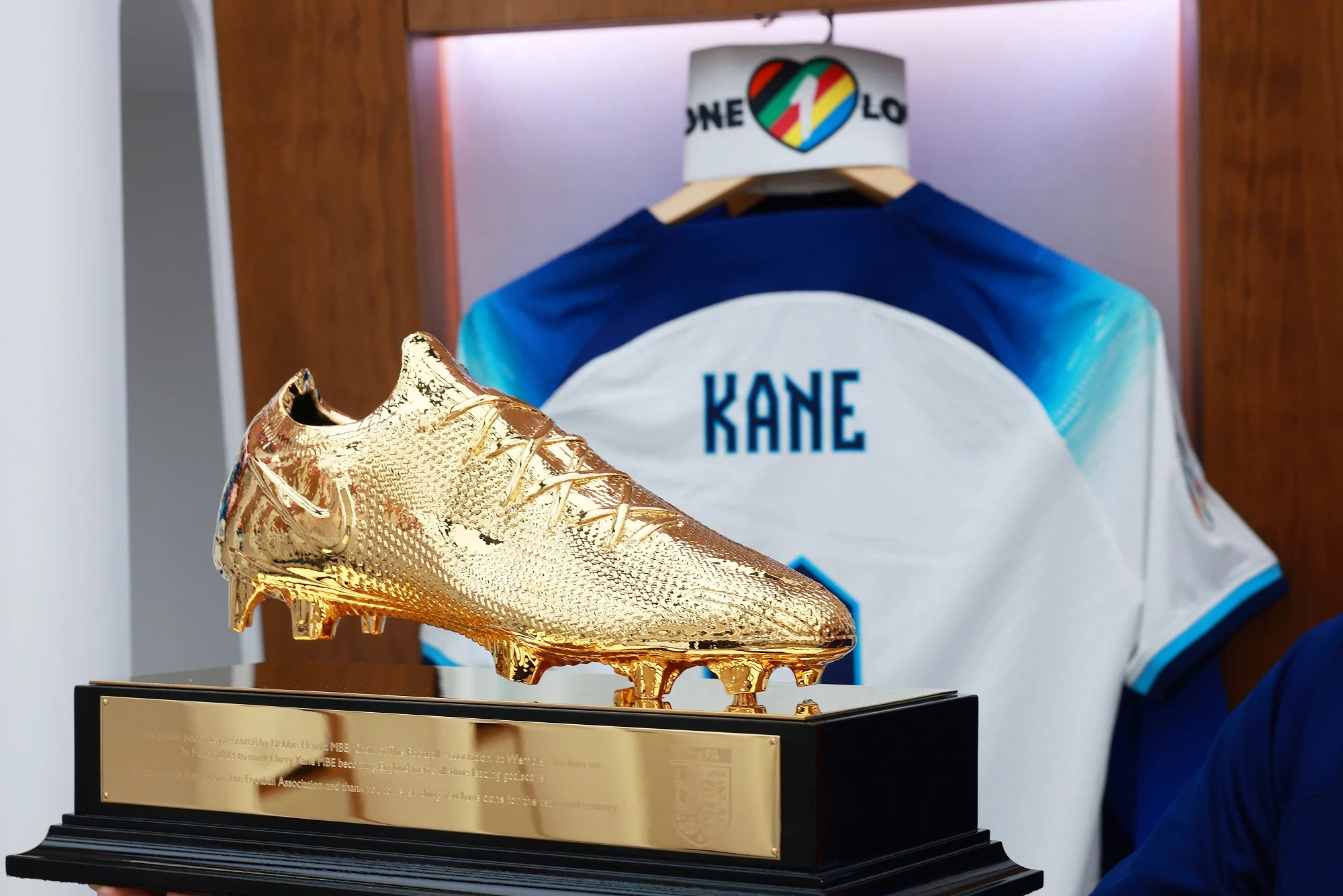Harry-Kane-Golden-Boot-for-England-Award-Designers-and-Makers-Thomas-Lyte-dr3