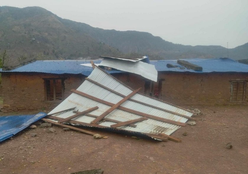   बुधबार रातिको चट्याङ र हावाहुरीले अछामका घरहरूमा क्षति