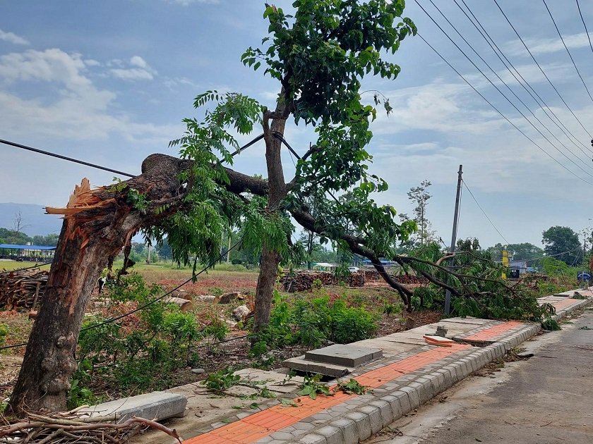 हावाहुरीले छानो भत्किँदा दुई मजदुर घाइते