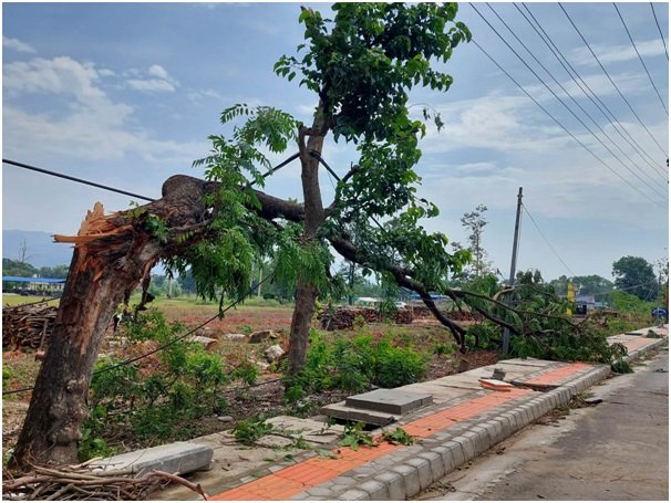 हावाहुरीले छानो भत्किँदा दुई मजदुर घाइते