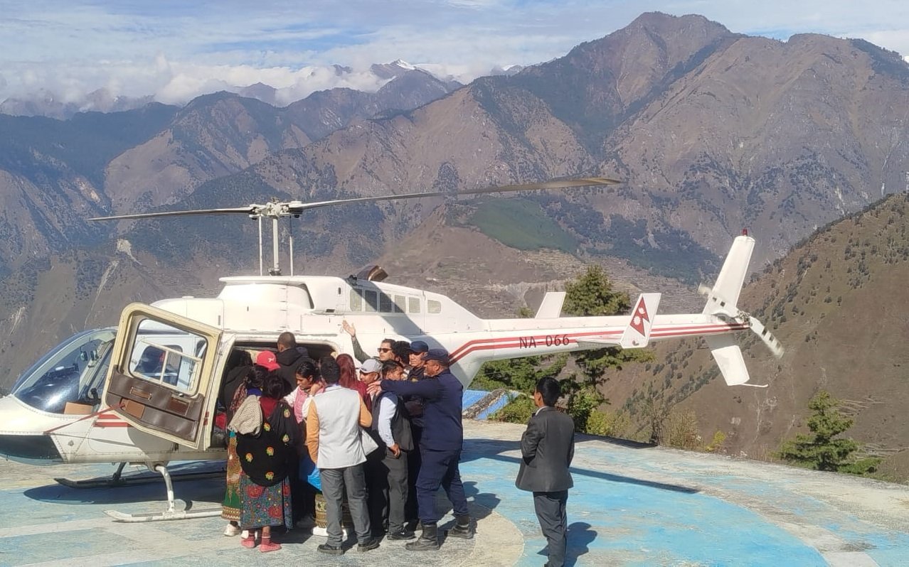   गर्भवती बिरामीकाे हेलिकोप्टरबाट उद्धार