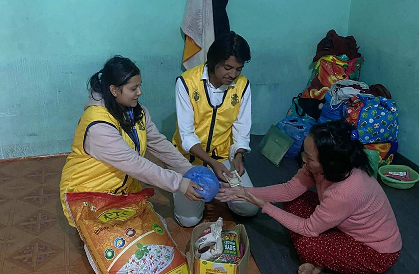   दयनीय आर्थिक अवस्था भएकी महिलालाई लियो क्लब अफ काठमाडौंको सहयोग