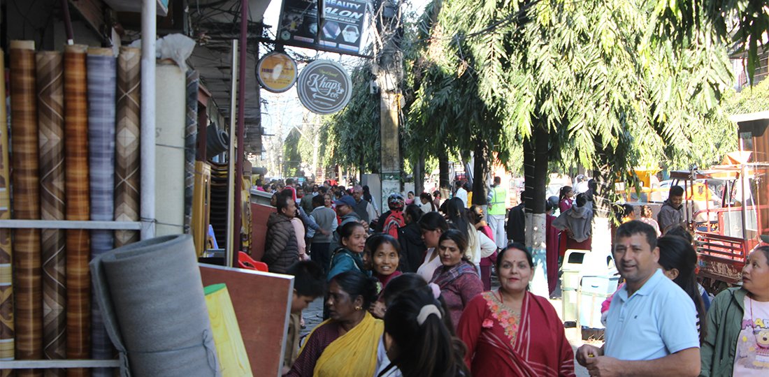   हेटौँडा सडक विस्तारः सामान सार्ने र ‘सेल’मा बेच्ने चटारोमा व्यवसायी, तस्बिरहरू