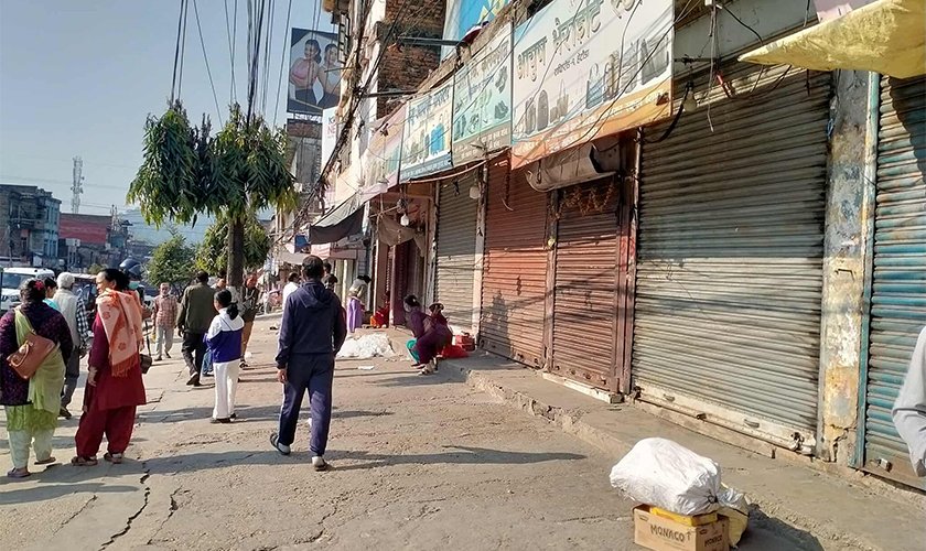   हेटौँडा सडक विस्तारः व्यवसायी सडकमा, मुआब्जाबिना डोजर चलाउन नदिने