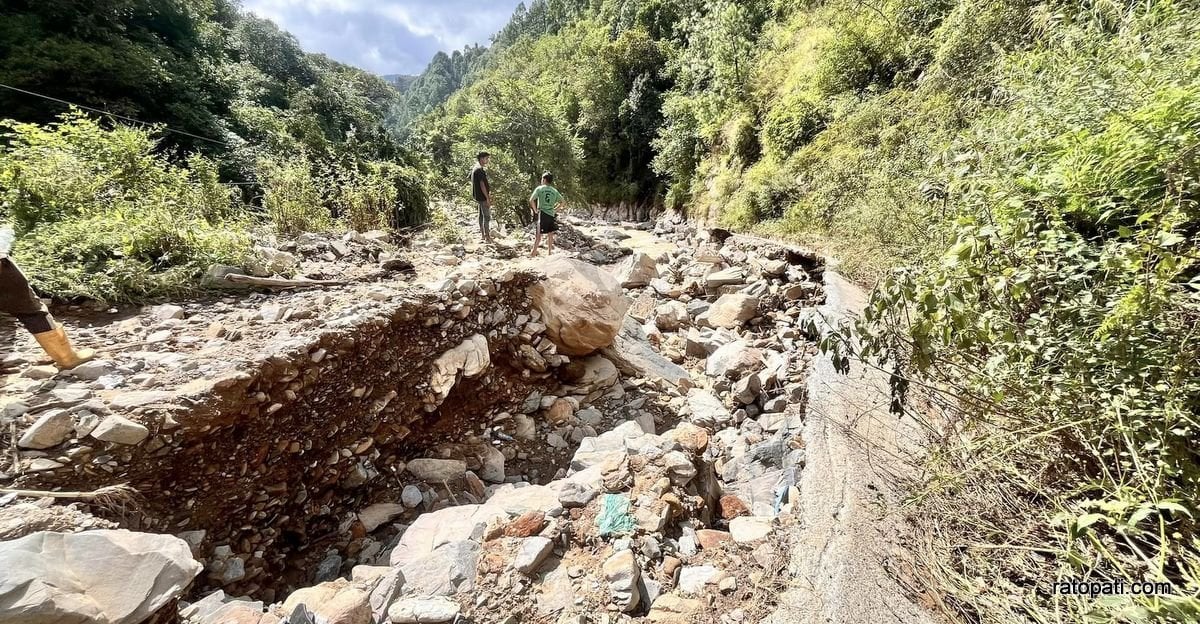 बाढी पहिरोले क्षति पुर्‍याएको हेटौँडा-फाखेल-काठमाडौँ सडक (तस्बिरहरू)