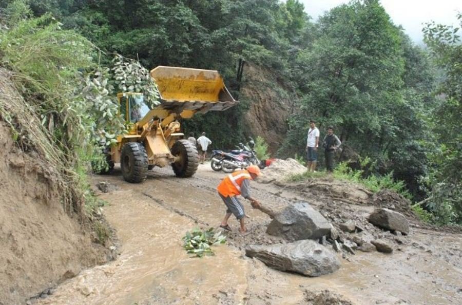 महभिरमा ढुङ्गा खस्दा मध्यपहाडी राजमार्ग अवरुद्ध