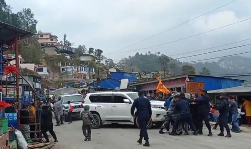 कोशी प्रदेशका मुख्यमन्त्री चढेको गाडीमा आक्रमण (तस्बिरहरु)