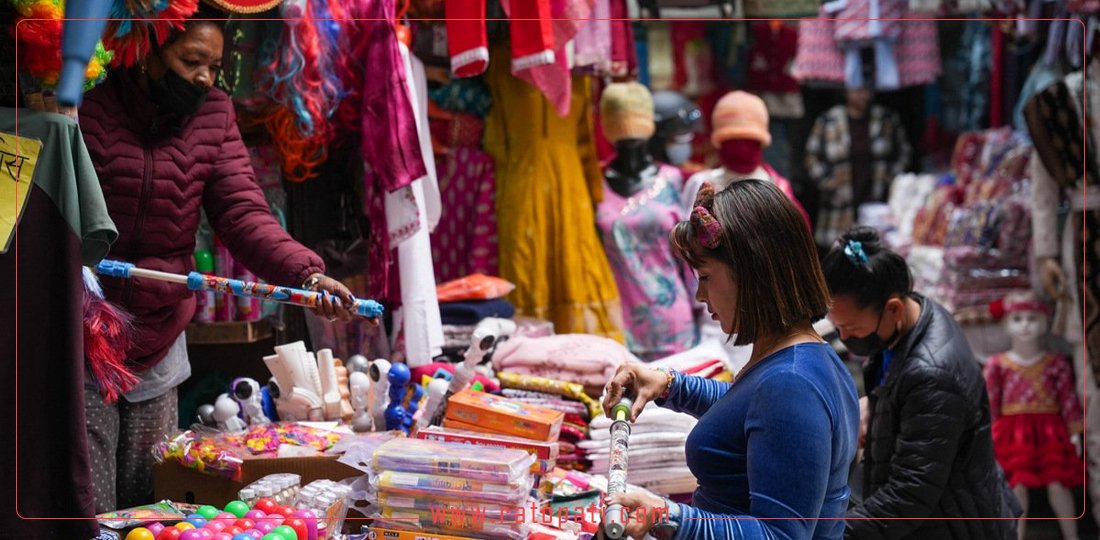   तस्बिरमा हेर्नुहाेस् होलीको सामग्री किन्नेहरूको भिड