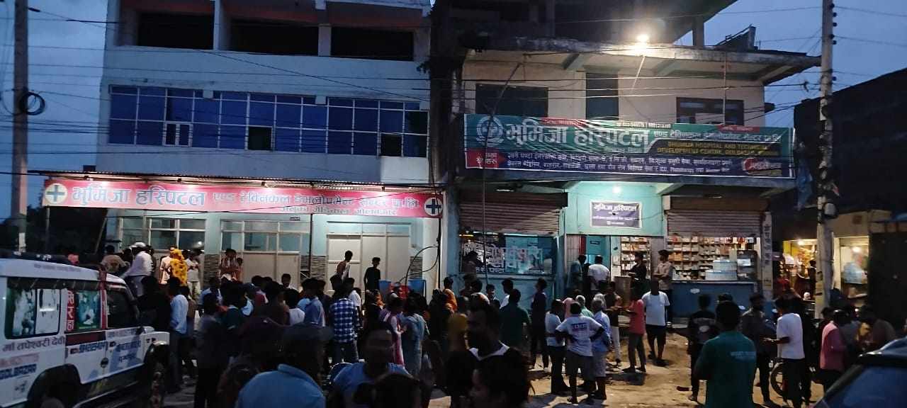 किशोरीद्वारा युवकमाथि चक्कु प्रहार, भाग्न खोज्दा लडेर घाइते
