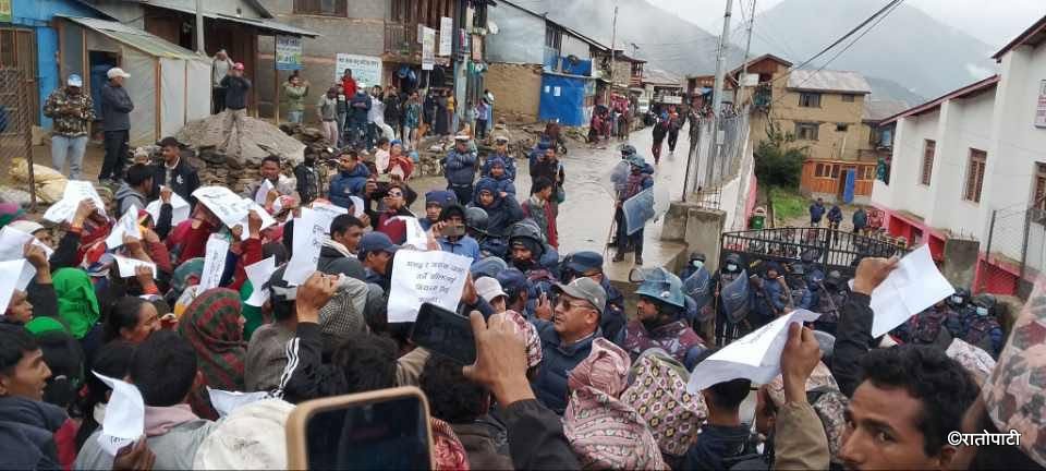 कर्णाली करिडोर बन्द गरिएको भन्दै हुम्लाका नागरिक आन्दोलित (तस्बिरहरू)