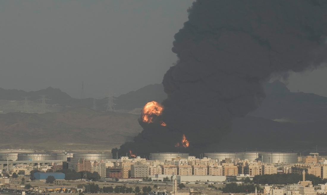 Houthi Group Launches Missile Attack on Saudi Arabia, Ending Informal Truce