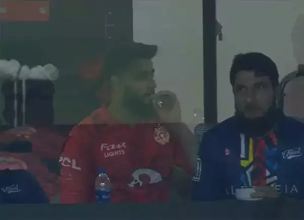 चर्चित पाकिस्तानी क्रिकेटरले खेलका क्रममा ‘ड्रेसिङ रुम’ मै चुरोट तानेपछि विवाद