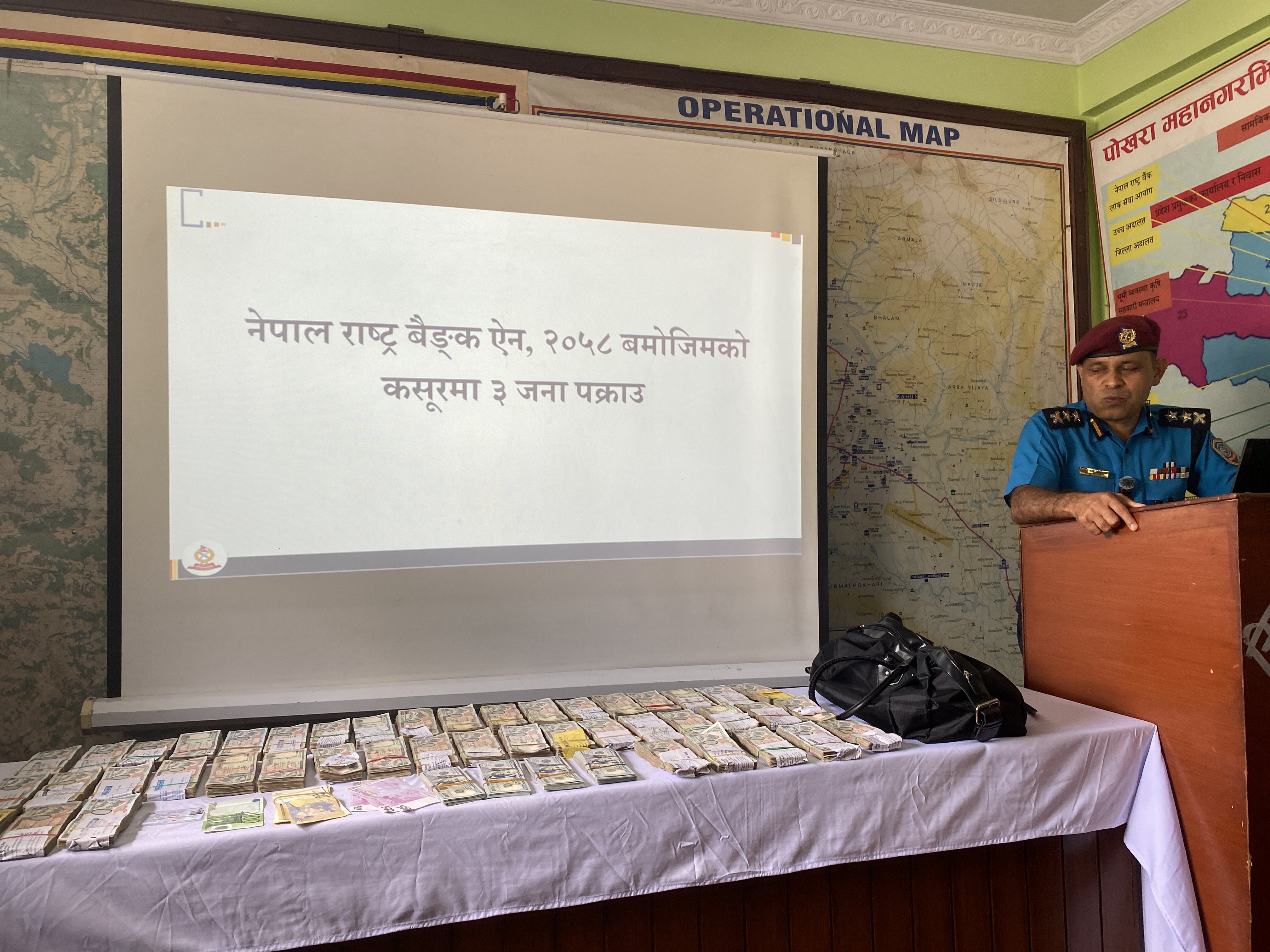   पोखराबाट ७६ लाख सहित ३ जना पक्राउ