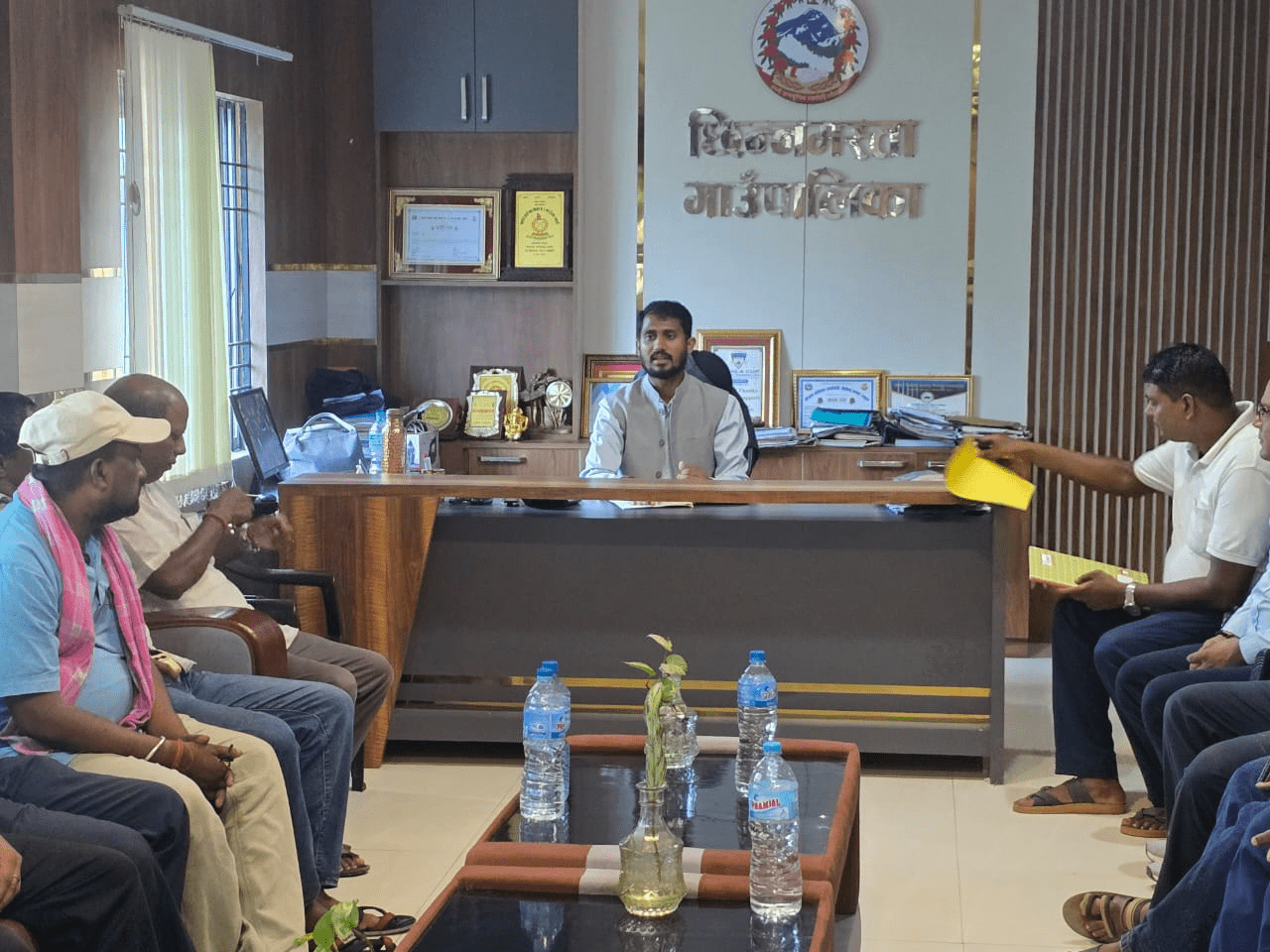   छिन्नमस्ता गाउँपालिकाका जनप्रतिनिधि र कर्मचारीको दुई दिनको तलब पुनःनिर्माण कोषमा