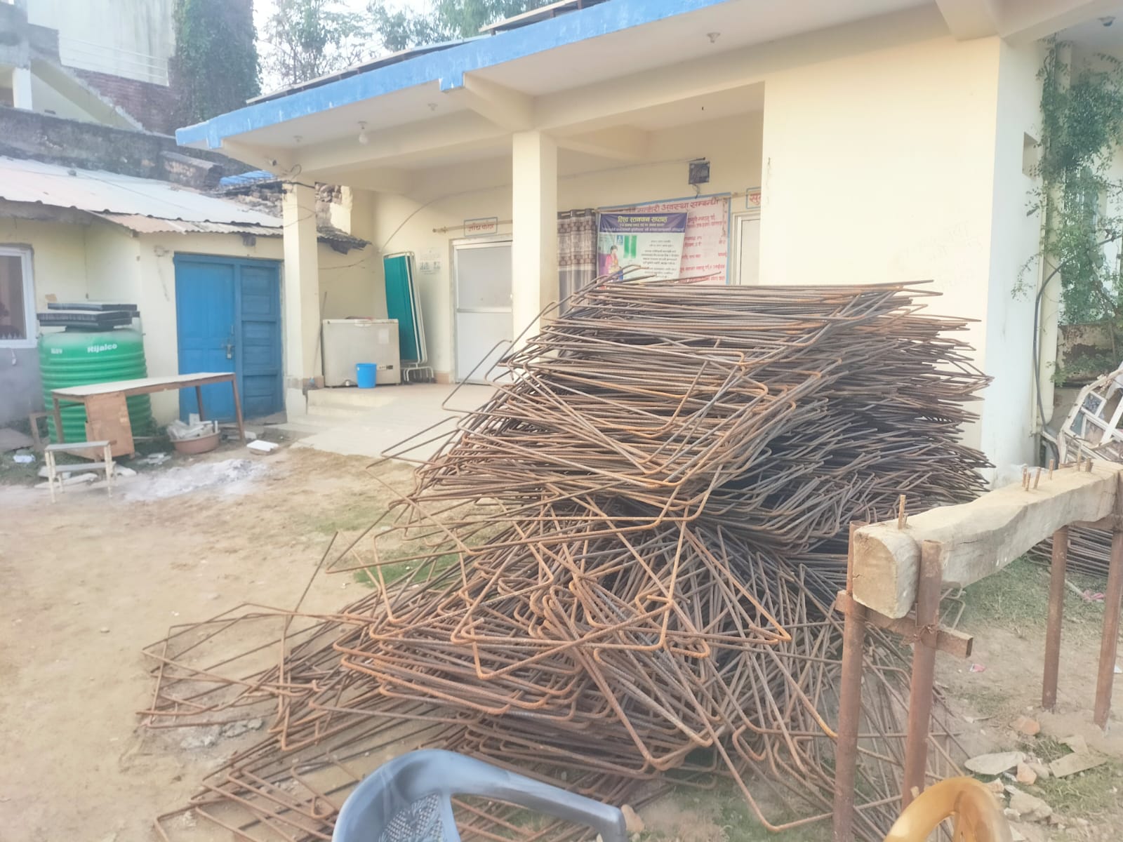 करोडौं लागतमा निर्माण गरिएको अस्पताल भवन  गुणस्तरहीन भएको भन्दै रोक्का