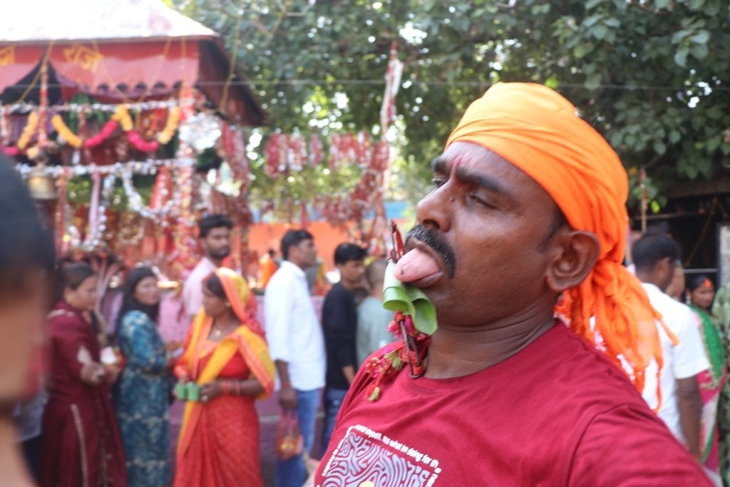 बागेश्वरी मन्दिरमा जिब्रो छेड्दै भक्तजन