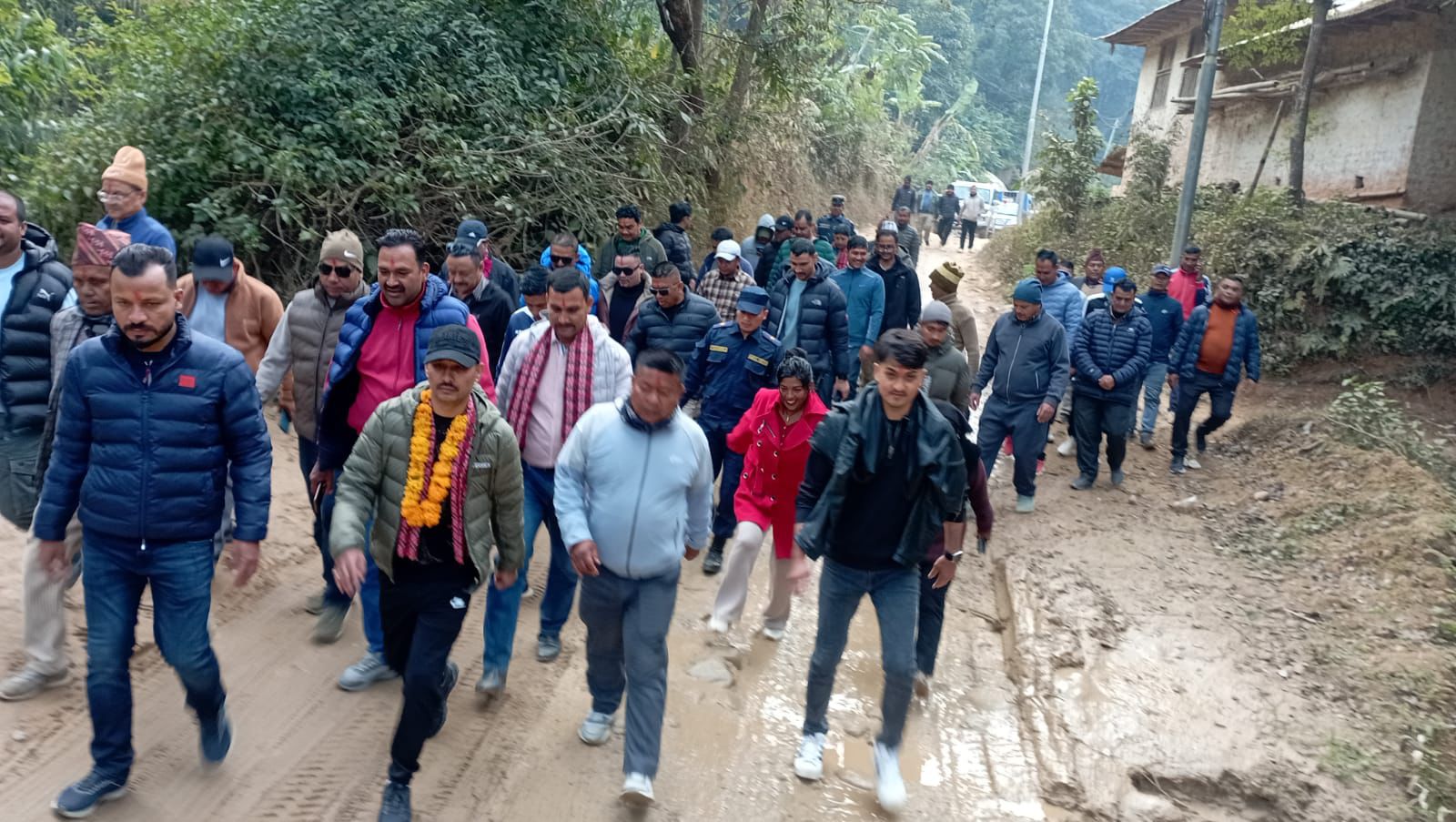 नागरिकका गुनासा सुन्न लुम्बिनीका मन्त्री थापा पैदल यात्रामा