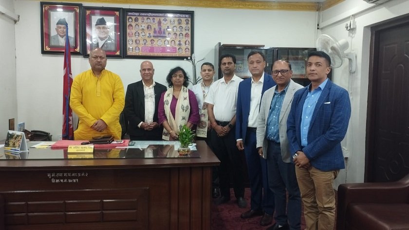 मुख्यमन्त्री सिंहसँग एडीबी टोलीको भेट