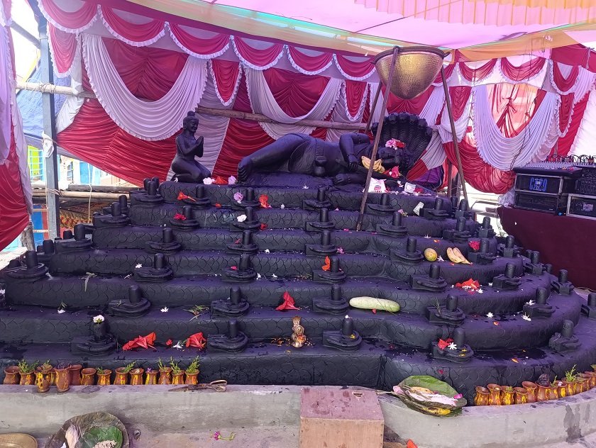   एउटै ढुङ्गामा १०८ शिवलिङ्ग र नागसहितको मूर्ति