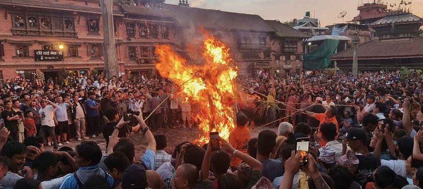   भक्तपुरमा गठामङ्गल पर्व : राक्षसको प्रतीक घण्टाकर्ण टोलटोलमा घुमाएर मारियो
