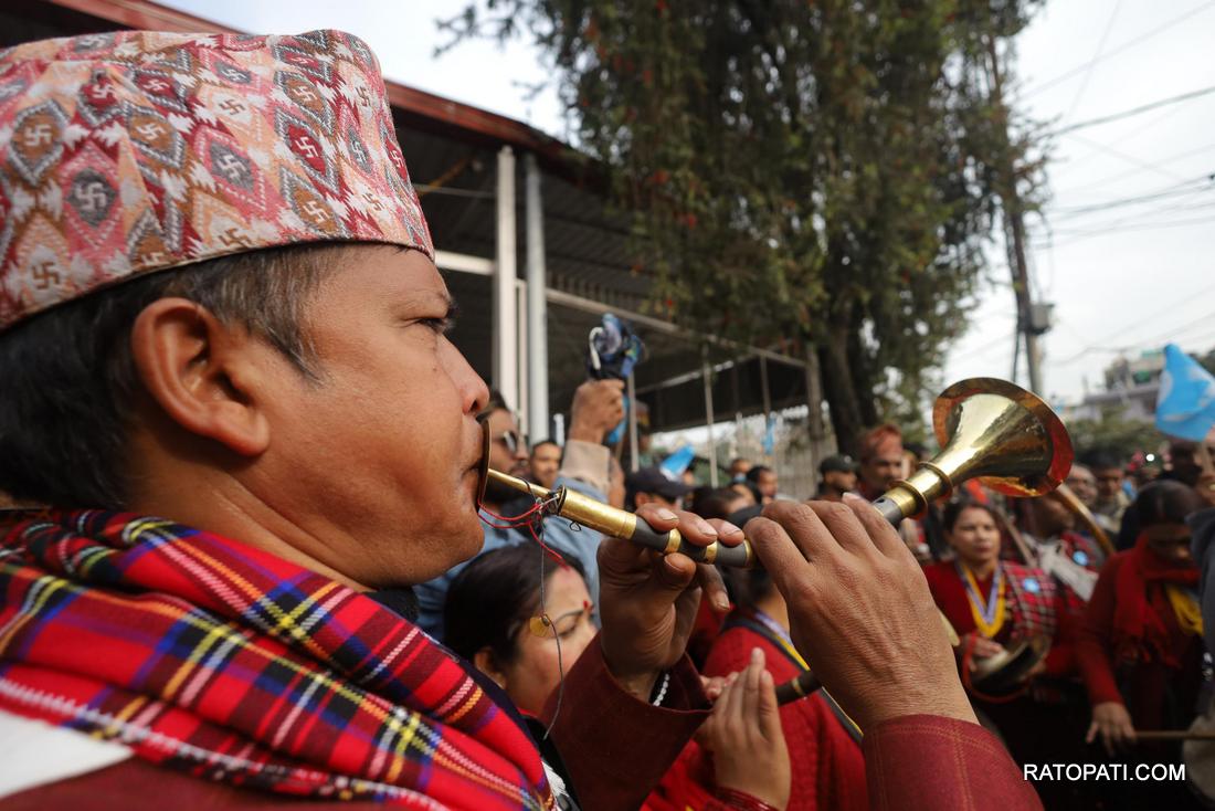   रविलाई स्वागत गर्न बाजागाजासहित पार्टी कार्यालय पुगे रास्वपाका कार्यकर्ता, तस्बिरहरु