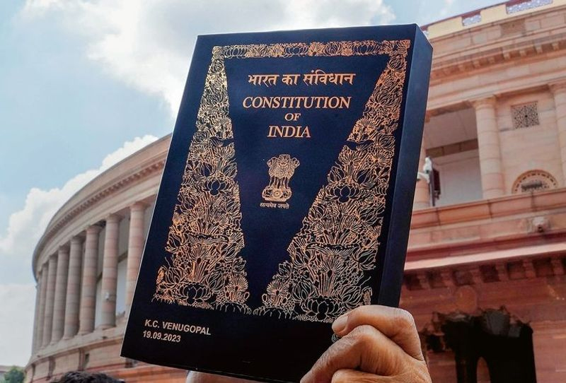   भारतले नेपाली भाषामा पनि अनुवाद गर्‍यो आफ्नो संविधान