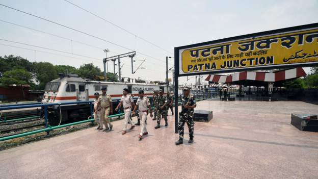 भारत : जब रेलवे स्टेसनको टिभी स्क्रिनमा पोर्न फिल्म चल्न थाल्यो