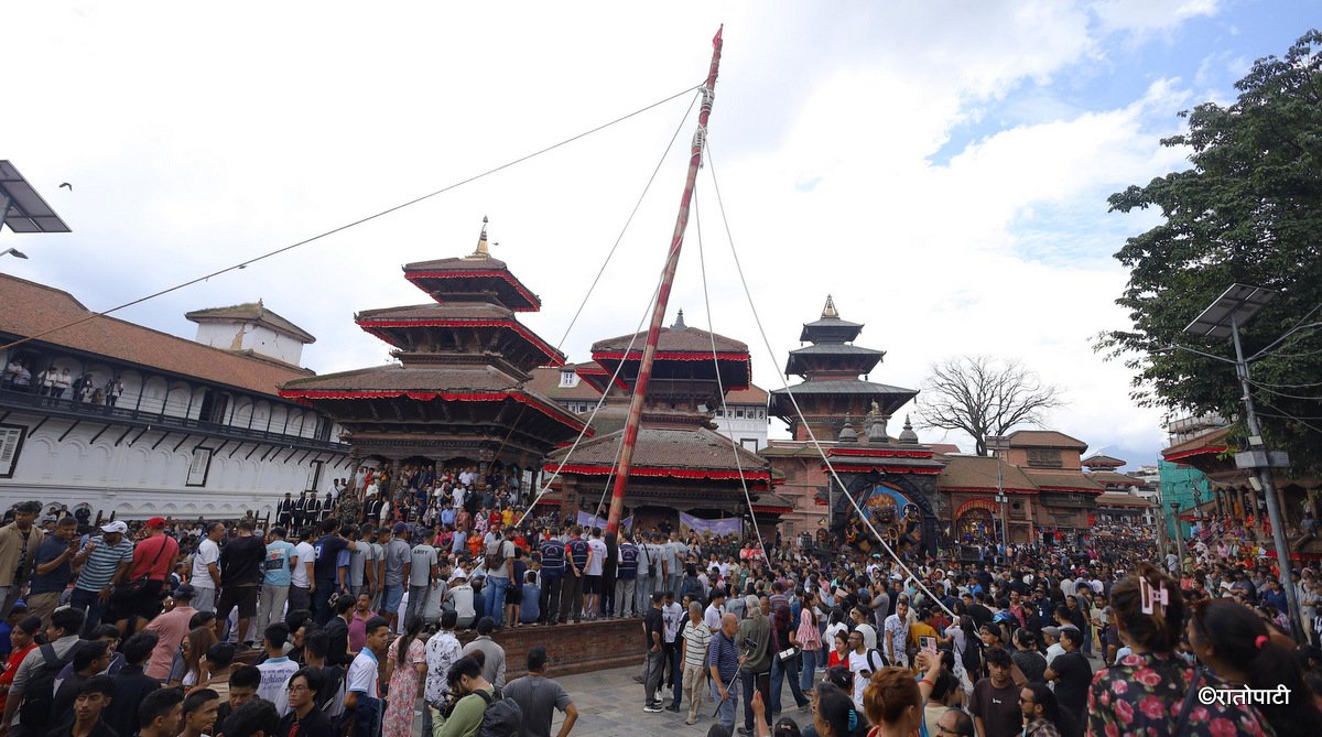   हनुमानढोकामा ठड्याइयो इन्द्रजात्राको लिङ्गो (तस्बिरहरू)