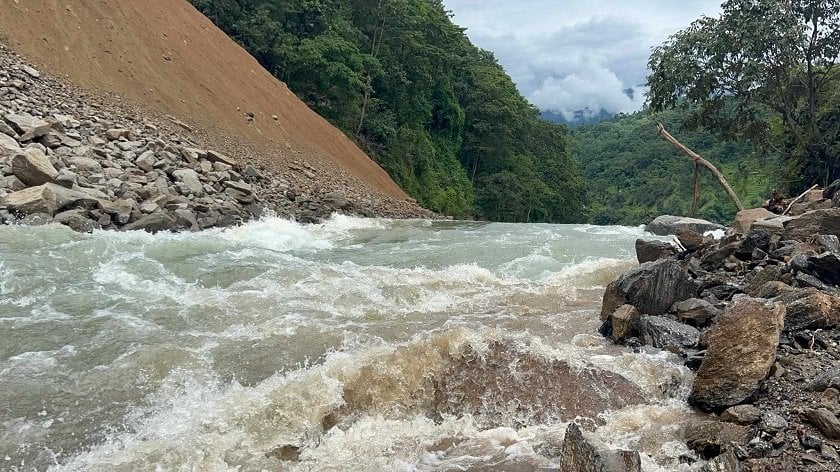 सिन्धुपाल्चोकको इन्द्रावती नदी खोलिँदै, नदीको प्रवाह बढ्दै