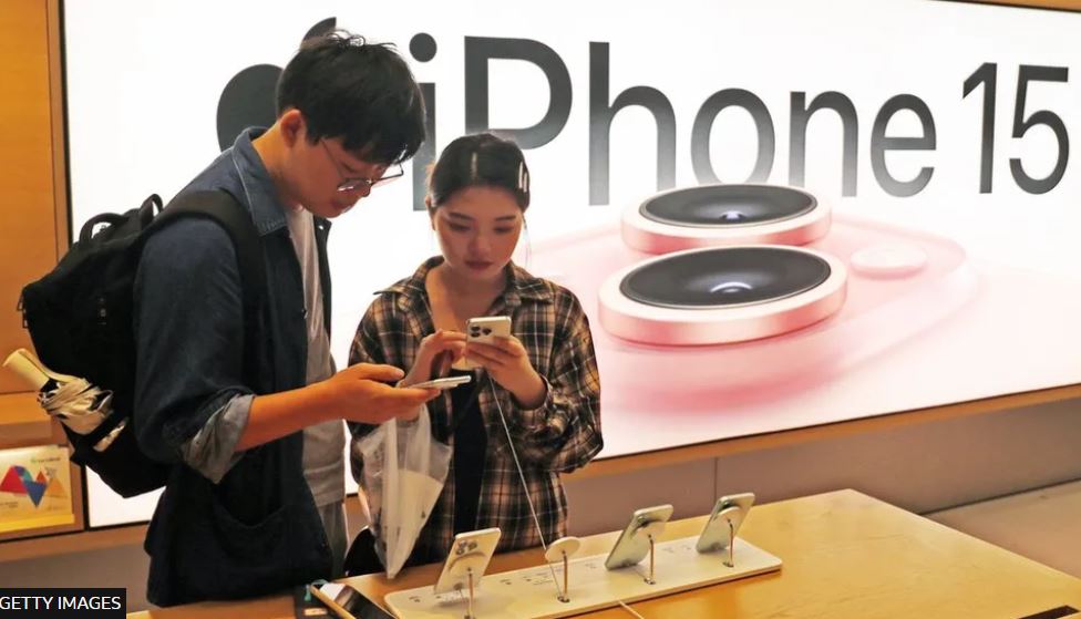 चीनमा आइफोनको बिक्री एक चौथाइले घट्यो