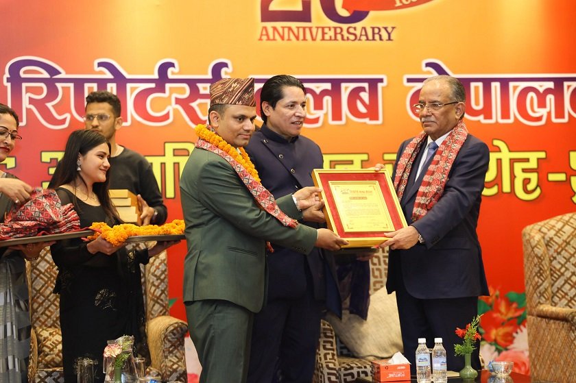   कार्की प्रधानमन्त्री प्रचण्डबाट सम्मानित