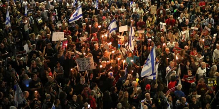 गाजा सम्झौता र नेतन्याहुको राजीनामाको माग गर्दै हजारौँ इजरायली सडकमा