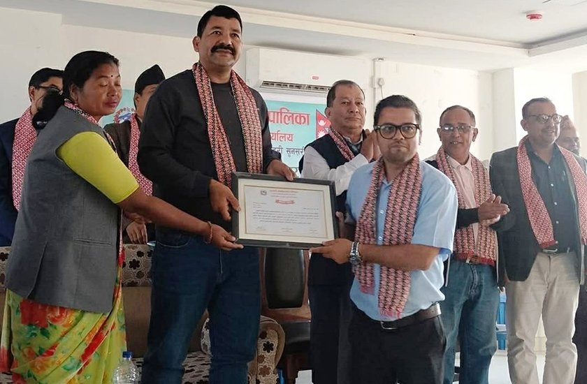 इटहरीका विद्यालयमा ‘इटहरी सेरोफेरो’ पाठ्यपुस्तक