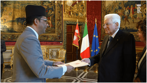 इटालीका राष्ट्रपति माटारेलासमक्ष ओहोदाको प्रमाणपत्र प्रस्तुत