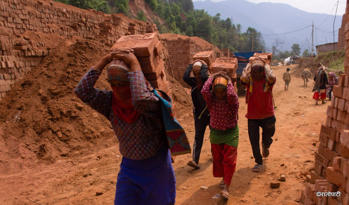 विश्व मजदुर दिवस : न्यून ज्यालामा काम गर्न बाध्य इट्टा भट्टाका मजदुर (तस्बिरहरू)