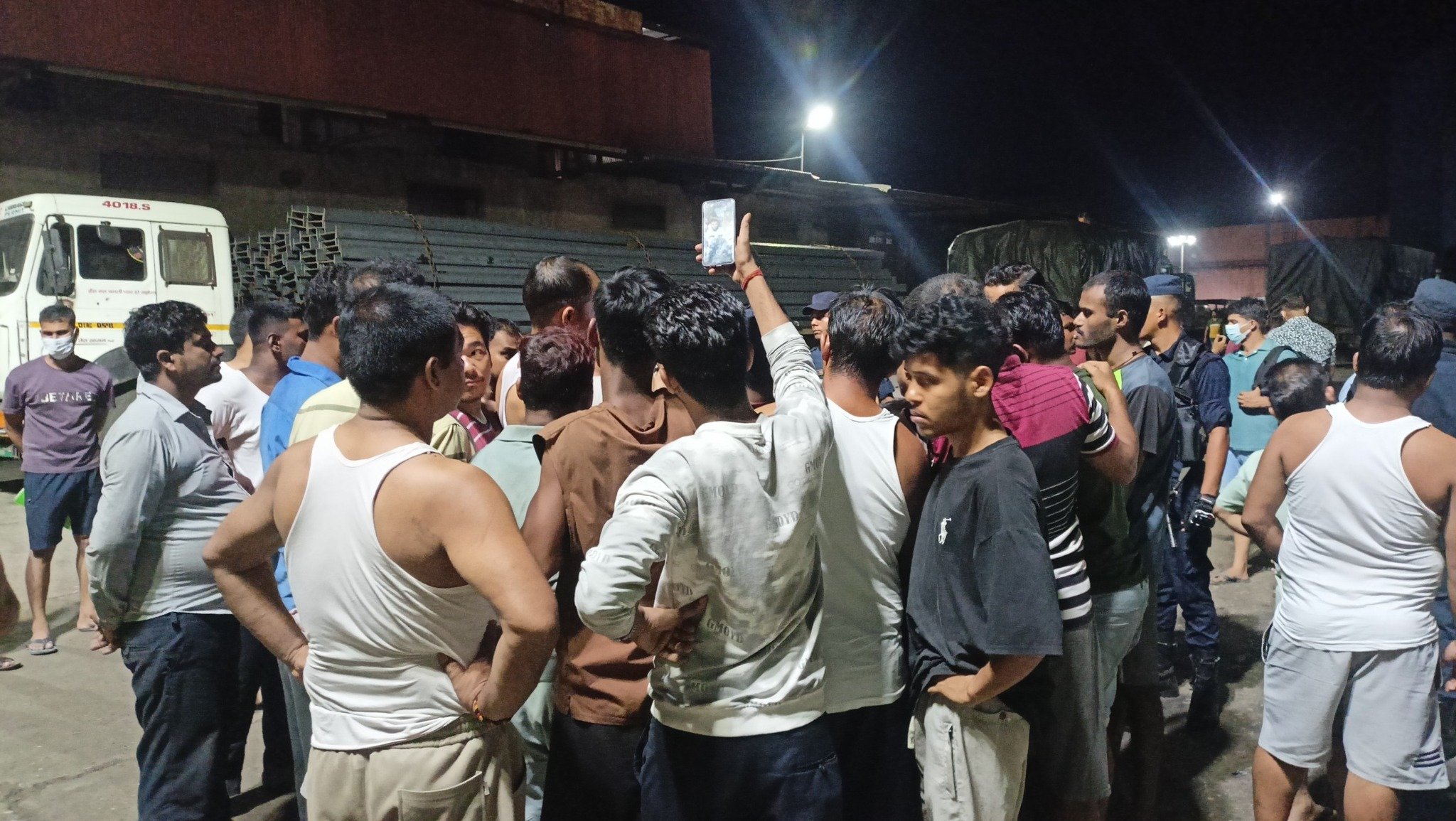  जगदम्बा स्टिलको भट्टी पड्कँदा स्थानीयकाे भागाभाग, मूलगेटमा नाराबाजी