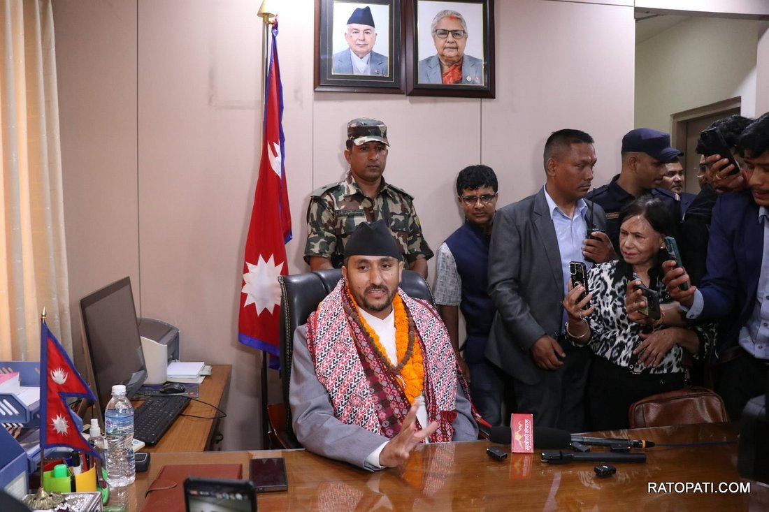 तस्बिरमा हेर्नुहोस् सञ्चारमन्त्री खरेलको पदभार