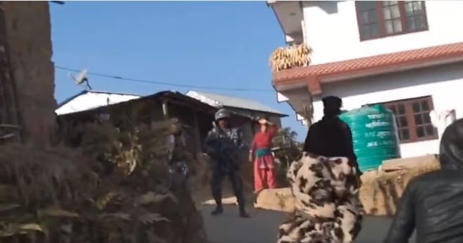 काठमाडौंको जहरसिंह पौवामा घर-घर पुगेर महिलामाथि प्रहरीको ज्यादती (भिडियोसहित)