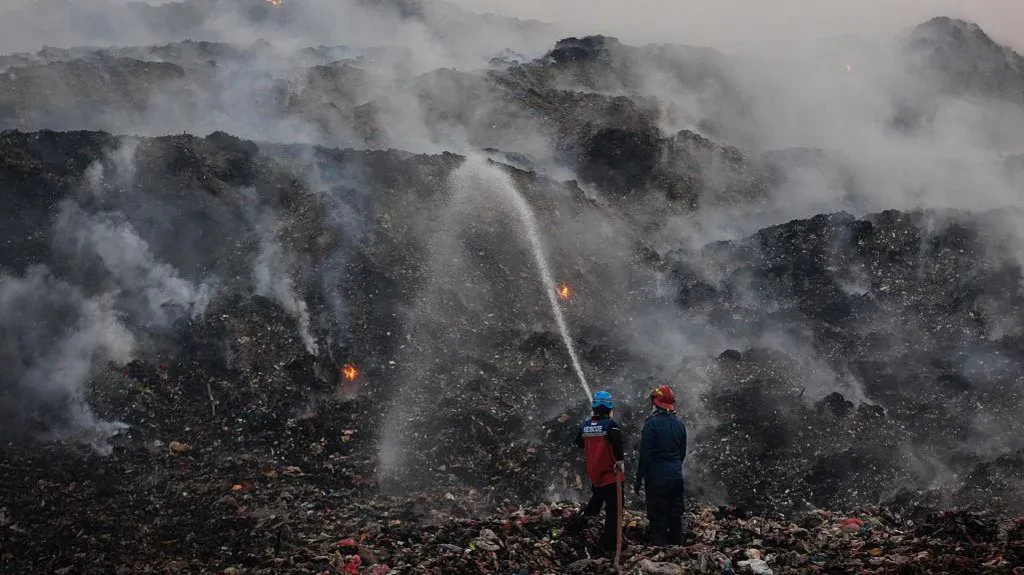 Indonesia Landfill Fire Spreads Over 15 Hectares, Displacing Hundreds